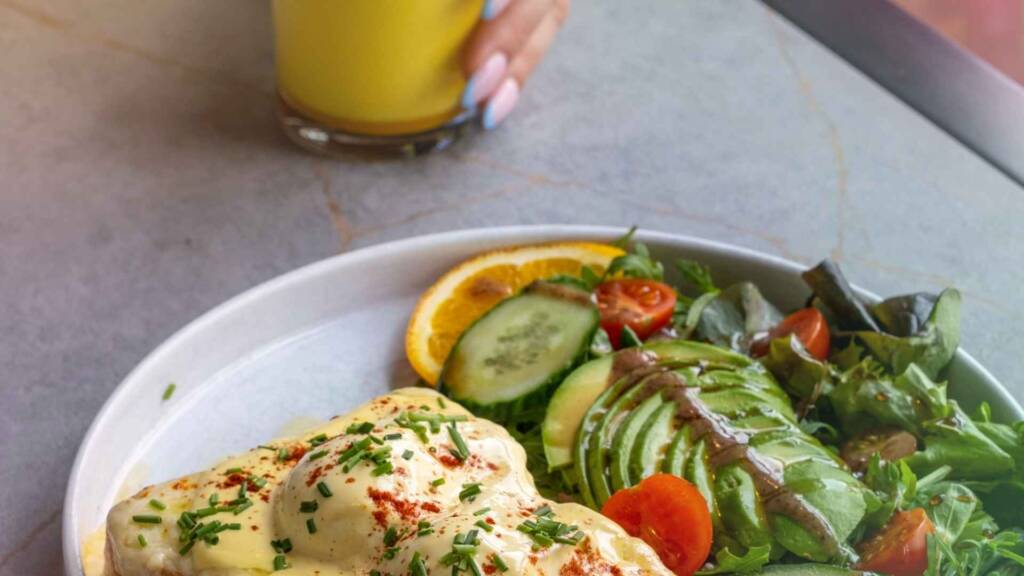 Enjoy organic flavours in London Greenwich: Fresh dishes paired with aromatic coffee are the perfect blend of health and flavour.