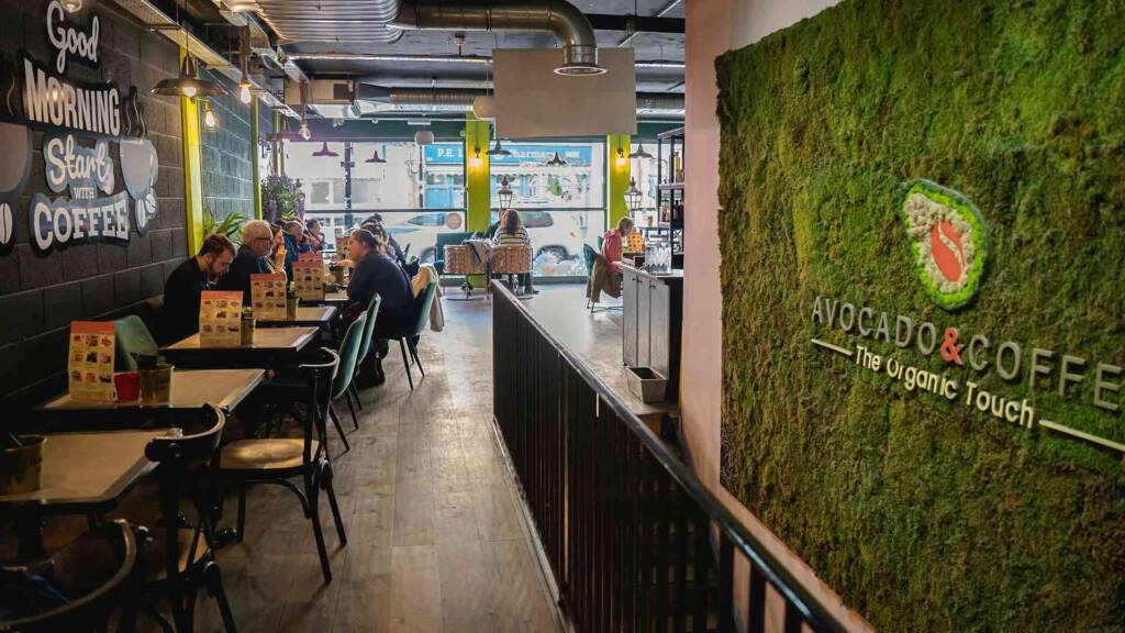 Vegan coffee shop in London: Enjoy plant-based coffee options and delicious vegan treats in a welcoming and eco-friendly environment.